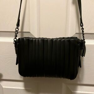 🌸Vera Wang Pleated Crossbody